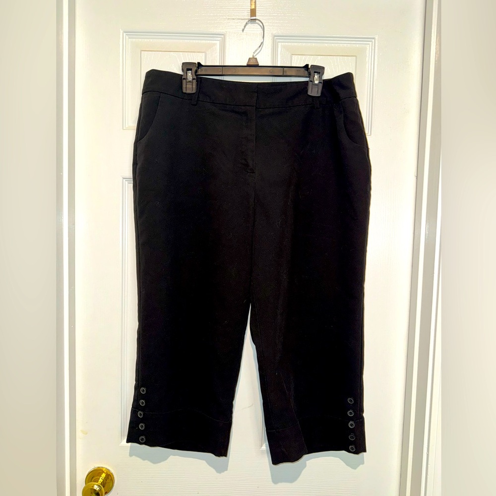 Geoffrey Beene black Capris. Size 8